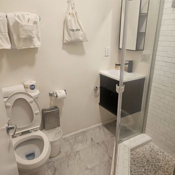 Hotel Royal - Bathroom - Hotels Near Me - Long Beach, California