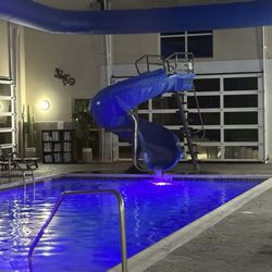 Comfort Suites - Heated pool with water slide and sauna/ hot tub