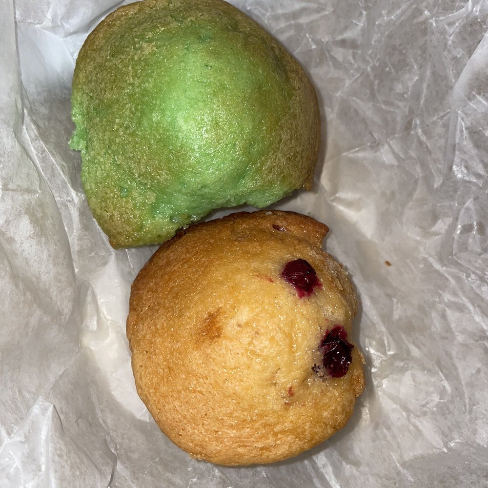 Bakers Dozen Bagels - Free mini muffins always nice of them! - Bagels Near Me - Ridgewood, New York