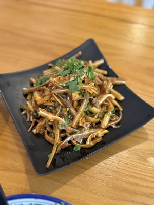 Mian noodles and dumplings by null