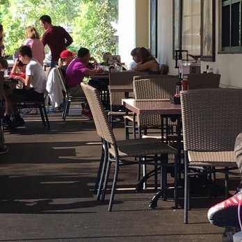Another Broken Egg Cafe - Empty tables while I'm still waiting. They have been empty awhile. - Breakfast & Brunch Near Me - Winter Park, Florida