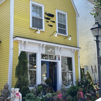 Flores Mantilla - Florists Near Me - Marblehead, Massachusetts Flores Mantilla - Florists Near Me - Marblehead, Massachusetts