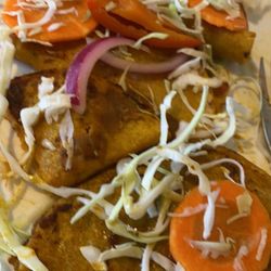 Tacos La Probadita - Tacos de canasta papa y frijol con salsa.