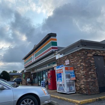 7-Eleven - a car parked in front of a convenience store - Convenience Stores Near Me - Hopewell, Virginia