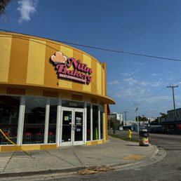 the outside of the restaurant