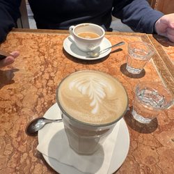 EINSTEIN Unter den Linden - Latte and coffee