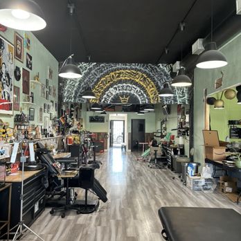 Queens of Needles - Clean workstations and floors - Tattoo Near Me - Northridge, California Queens of Needles - Clean workstations and floors - Tattoo Near Me - Northridge, California