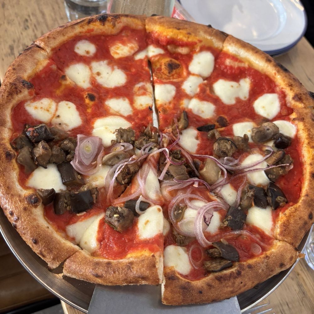 1/2 Margherita and 1/2 eggplant and onions - the toppings taste better 1/2 Margherita and 1/2 eggplant and onions - the toppings taste better
