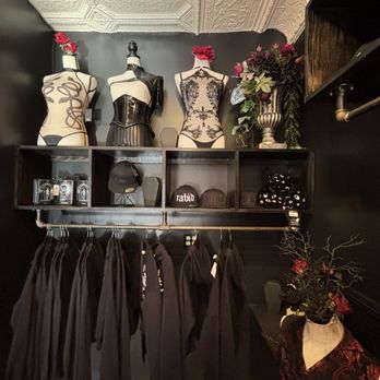 Vampfangs - Costumes Near Me - Salem, Massachusetts