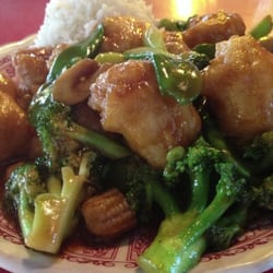 Ho Yu Gai Poo - breaded chicken with broccoli, mushrooms, pea pods, and baby corn (requested to be added in the dish).