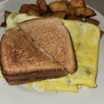 Alice's Last Stop - Ham and cheese omelet, homefries and toast - Breakfast & Brunch Near Me - Dighton, Massachusetts