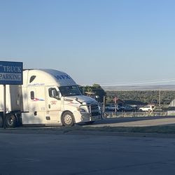 Rodeway Inn & Suites - Trucks outside your window going uphill