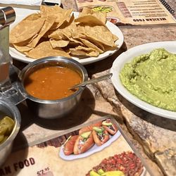 Pancho's Bar - Guac y salsa