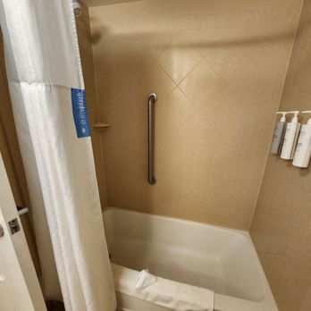 Hampton Inn & Suites Stuart-North - Tub - Hotels Near Me - Stuart, Florida