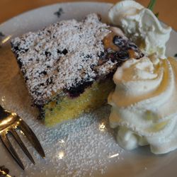 Jausenstation Bürgl Alm - Blaubeerkuchen mit Sahne