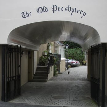 The Old Presbytery - Entrance to the parking lot (note the kitty waiting for me). - Guest Houses Near Me - Kinsale, Colorado