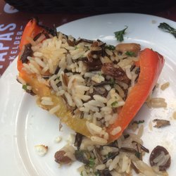 tapas kelder - Zo ziet se helft en binnenkant van een gevulde paprika eruit.