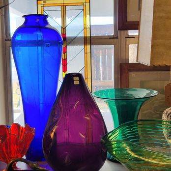 Cheshire Cat Antiques - Collection of vases - Antiques Near Me - Alpine, Texas Cheshire Cat Antiques - Collection of vases - Antiques Near Me - Alpine, Texas