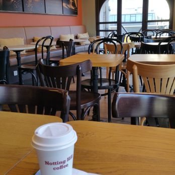 Notting Hill Coffee - La salle à l'étage petite mais agréable et cosy - Coffee & Tea Near Me - Valenciennes, 59 Notting Hill Coffee - La salle à l'étage petite mais agréable et cosy - Coffee & Tea Near Me - Valenciennes, 59