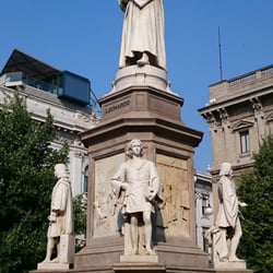 Piazza della Scala - Statue of Leonardo da Vinci.