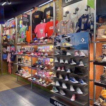 ジョージの店 Journeys Store at Gateway Center in Brooklyn, NY