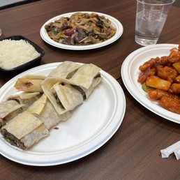 Beef Roll 牛肉卷饼 Sweet And Sour Chicken 甜酸鸡 Stir-Fried Beef Rice Noodle 干炒牛河 Beef Roll 牛肉卷饼 Sweet And Sour Chicken 甜酸鸡 Stir-Fried Beef Rice Noodle 干炒牛河