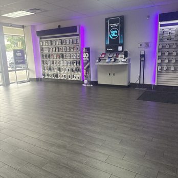 Metro by T-Mobile - Mobile Phones Near Me - Tamarac, Florida