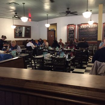 Metro Diner - Lots of empty tables in need of bussing while about 20 people wait to be seated... - American Near Me - Indianapolis, Indiana Metro Diner - Lots of empty tables in need of bussing while about 20 people wait to be seated... - American Near Me - Indianapolis, Indiana