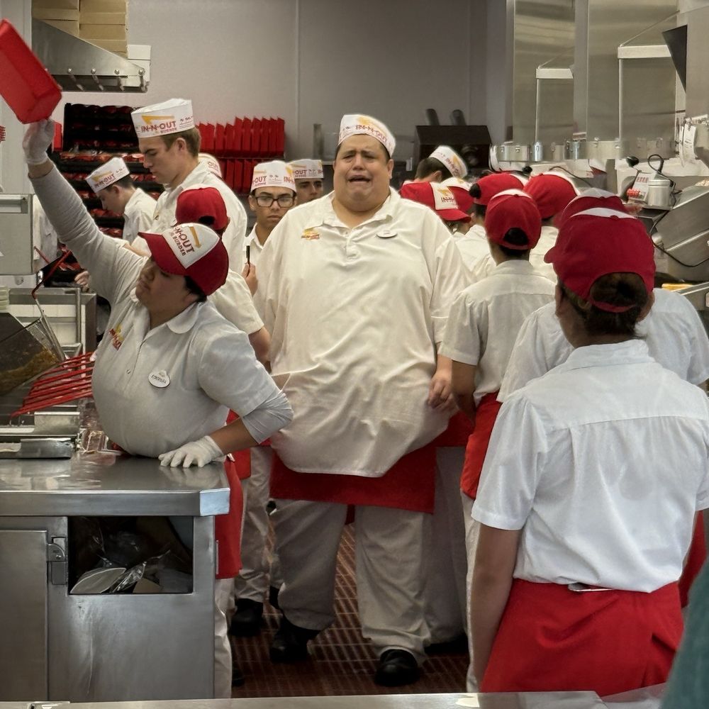In-N-Out Burger - Lots of workers! - Burgers Near Me - Keizer, Oregon In-N-Out Burger - Lots of workers! - Burgers Near Me - Keizer, Oregon