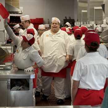 In-N-Out Burger - Lots of workers! - Burgers Near Me - Keizer, Oregon In-N-Out Burger - Lots of workers! - Burgers Near Me - Keizer, Oregon