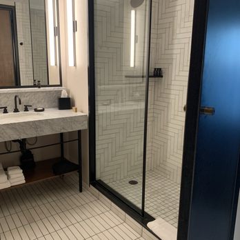 Hotel Haya - Shower - Hotels Near Me - Tampa, Florida