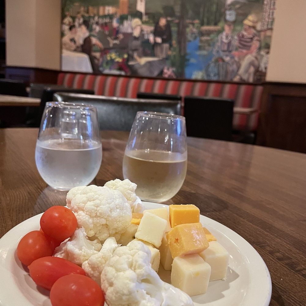 Oxford Suites Boise - Complimentary glass of wine and snacks - Hotels Near Me - Boise, Idaho