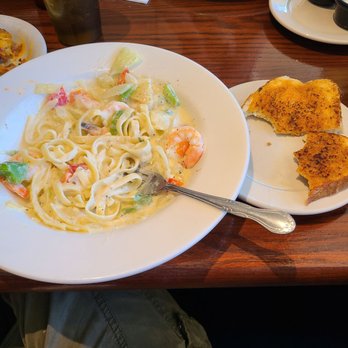 Magpie's Grill - Tequila lime shrimp fettuccine (very weird and unappetizing cuts of peppers and onions) - BLAND - American Near Me - La Canada Flintridge, California Magpie's Grill - Tequila lime shrimp fettuccine (very weird and unappetizing cuts of peppers and onions) - BLAND - American Near Me - La Canada Flintridge, California