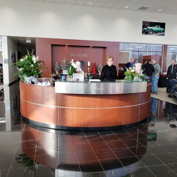 Brondes Ford Maumee - Front receptionist ready and waiting to welcome you - Car Dealers Near Me - Maumee, Ohio