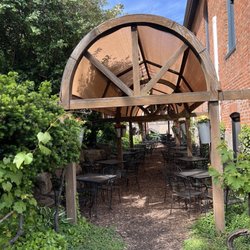 Pirtle Winery - Outside seating area