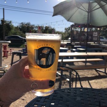 Cypress Trail Hideout - Patio with tasty draft beer! - Smokehouse Near Me - Cypress, Texas