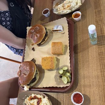 Hal & Al’s BBQ - Wagyu burger with Mac n cheese and corn bread - Barbeque Near Me - Arlington, Virginia