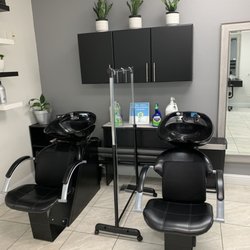 Style Studio - Plexiglass Barrier between shampoo bowls