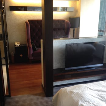 尚圜 - Bedroom looking into living room/kitchen area. - Hotels Near Me - Hong Kong, HK
