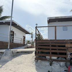 Playa del niño - Shower and restrooms