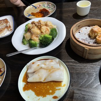 Han Palace - Turnip cake, walnut shrimp, shrimp and pork dumpling, shrimp crepe - Dim Sum Near Me - McLean, Virginia Han Palace - Turnip cake, walnut shrimp, shrimp and pork dumpling, shrimp crepe - Dim Sum Near Me - McLean, Virginia
