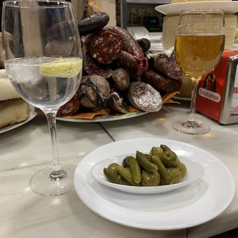 El Tigre - Appetizer of cornichons and olives - Tapas Bars Near Me - Alhama de Granada, GR El Tigre - Appetizer of cornichons and olives - Tapas Bars Near Me - Alhama de Granada, GR