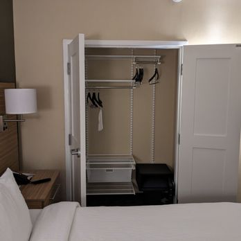 TownePlace Suites - Closet - Hotels Near Me - Oakville, Ontario TownePlace Suites - Closet - Hotels Near Me - Oakville, Ontario