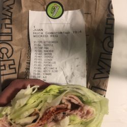 Which Wich - Para que preguntan que lleva tu sándwich y no le ponen nada y como es a domicilio pues ya te das cuenta demasiado tarde. Ultima vez.