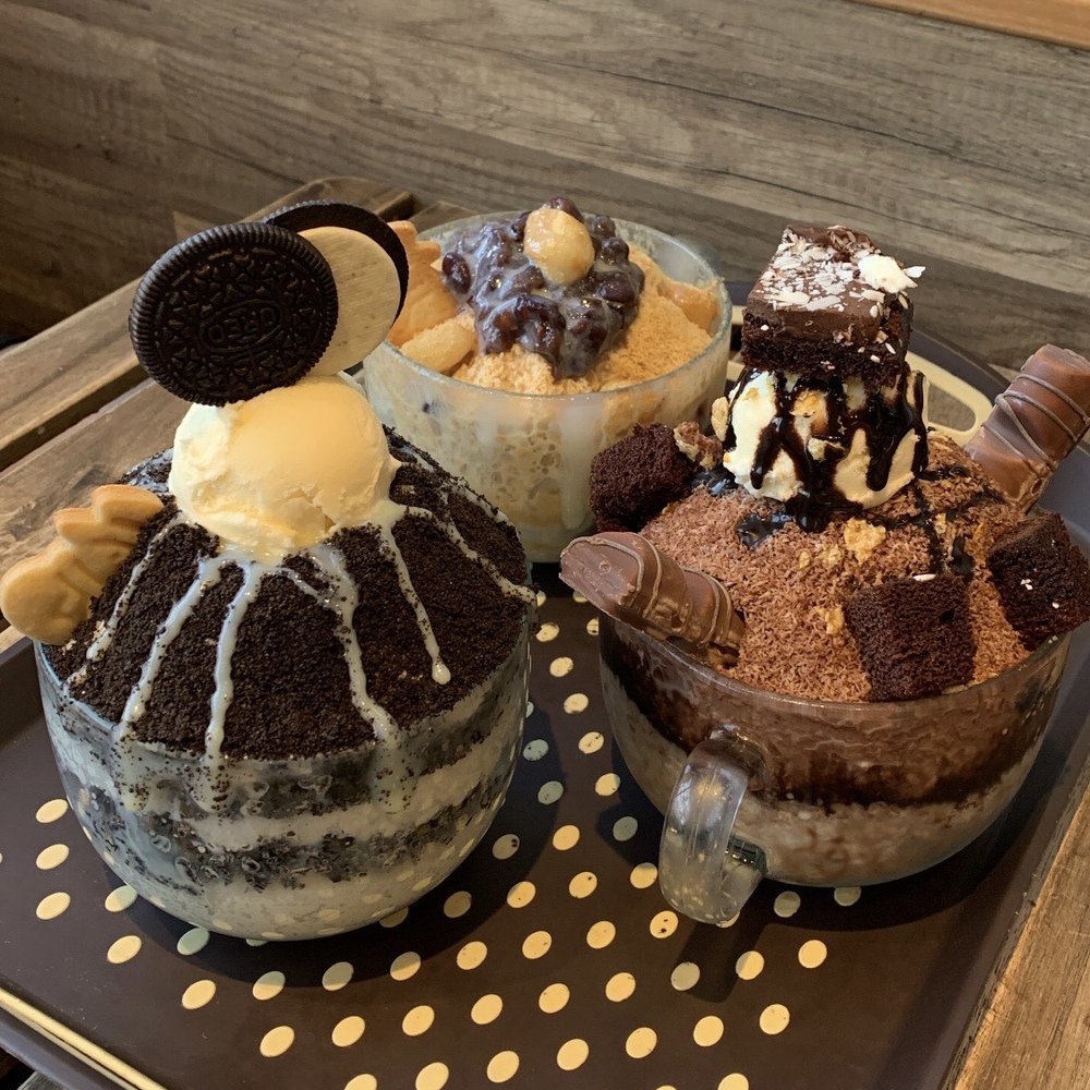 Oreo cookie (left), chocolate (right), injeolmi (back) Oreo cookie (left), chocolate (right), injeolmi (back)