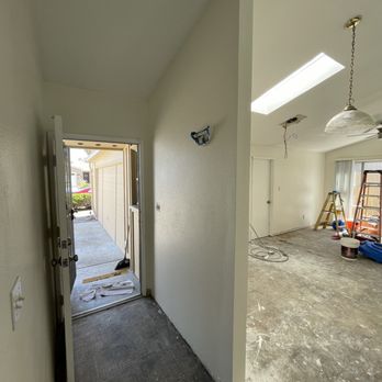 Guevara's Builders - Space to be remodeled with new flooring and baseboard. - General Contractors Near Me - Chula Vista, California Guevara's Builders - Space to be remodeled with new flooring and baseboard. - General Contractors Near Me - Chula Vista, California