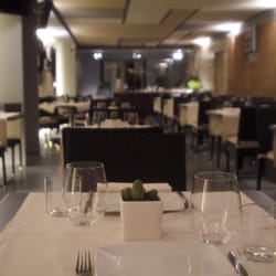 Novavì - La sala interna del ristorante Novavì: sullo sfondo la zona pasticceria a vista