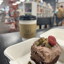 Werner Books & Coffee - Sundae pistachio raspberry brownie