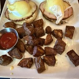 Pitiful Benedict with burned potatoes Pitiful Benedict with burned potatoes