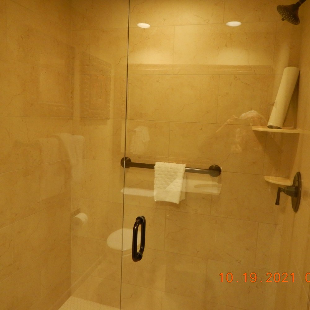 Victorian Inn - Large walk in shower - Hotels Near Me - Monterey, California Victorian Inn - Large walk in shower - Hotels Near Me - Monterey, California